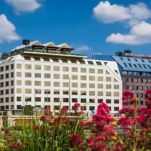 Radisson Red Hotel, Hotel Viena